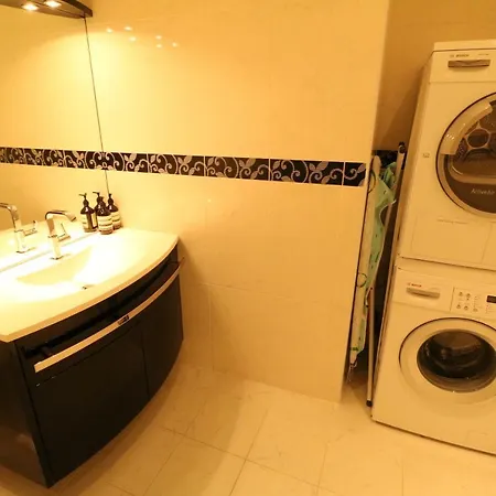 Beautiful 3 Bedroom Carlton Canada 403 קאן